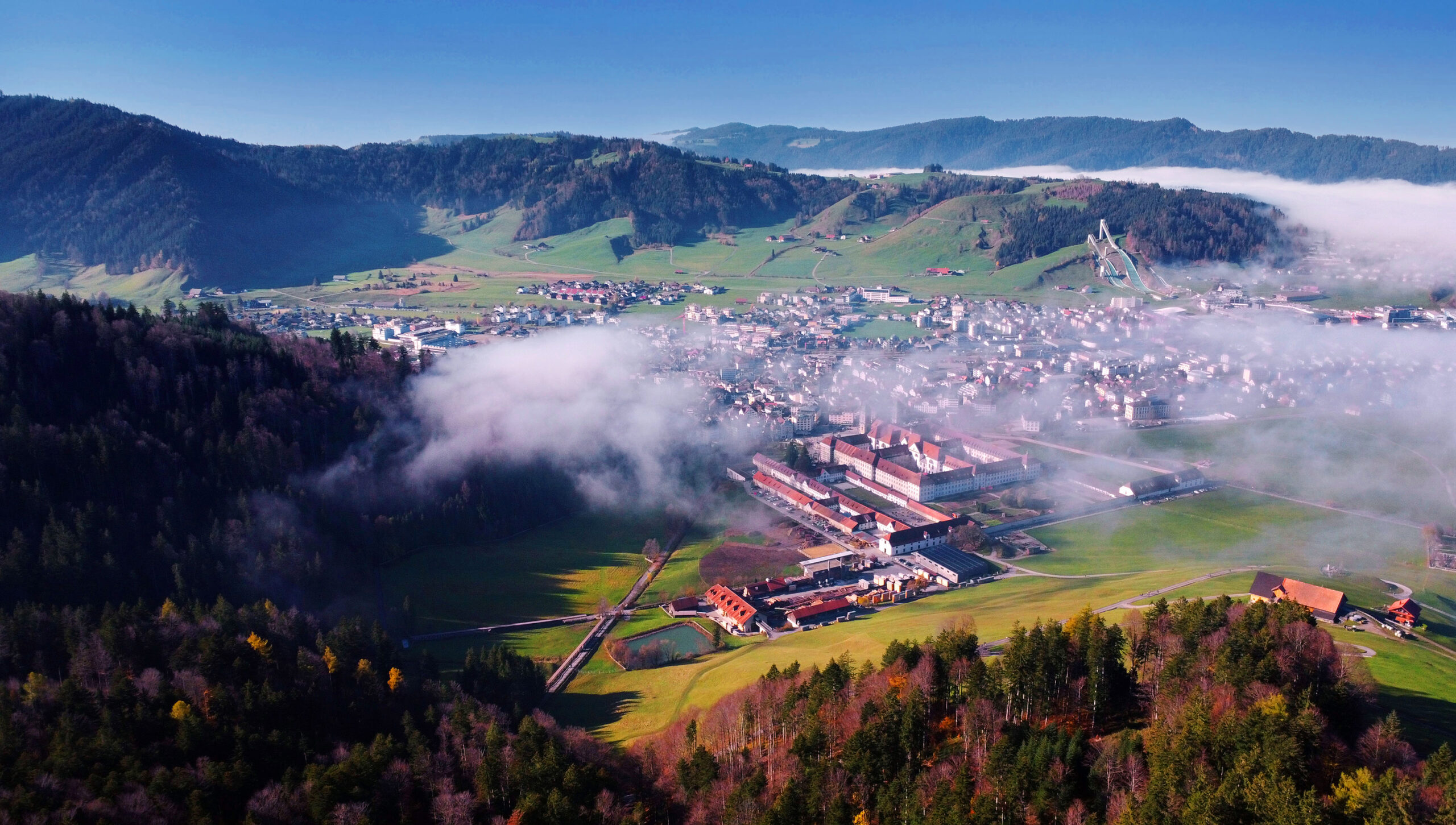 Drohnenfoto Carografik Einsiedeln im Nebel