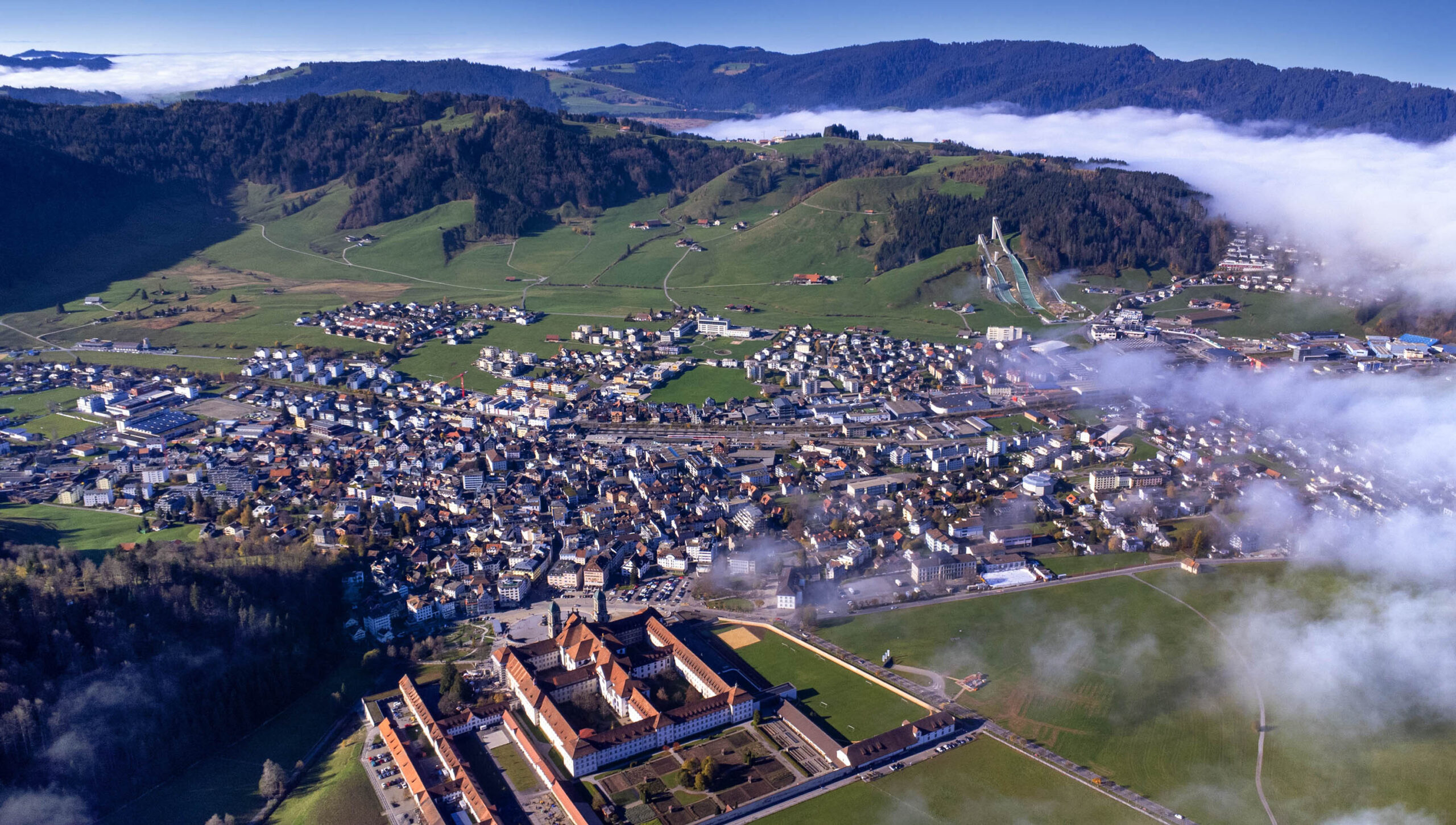 Drohnenfoto Carografik Einsiedeln im Nebel
