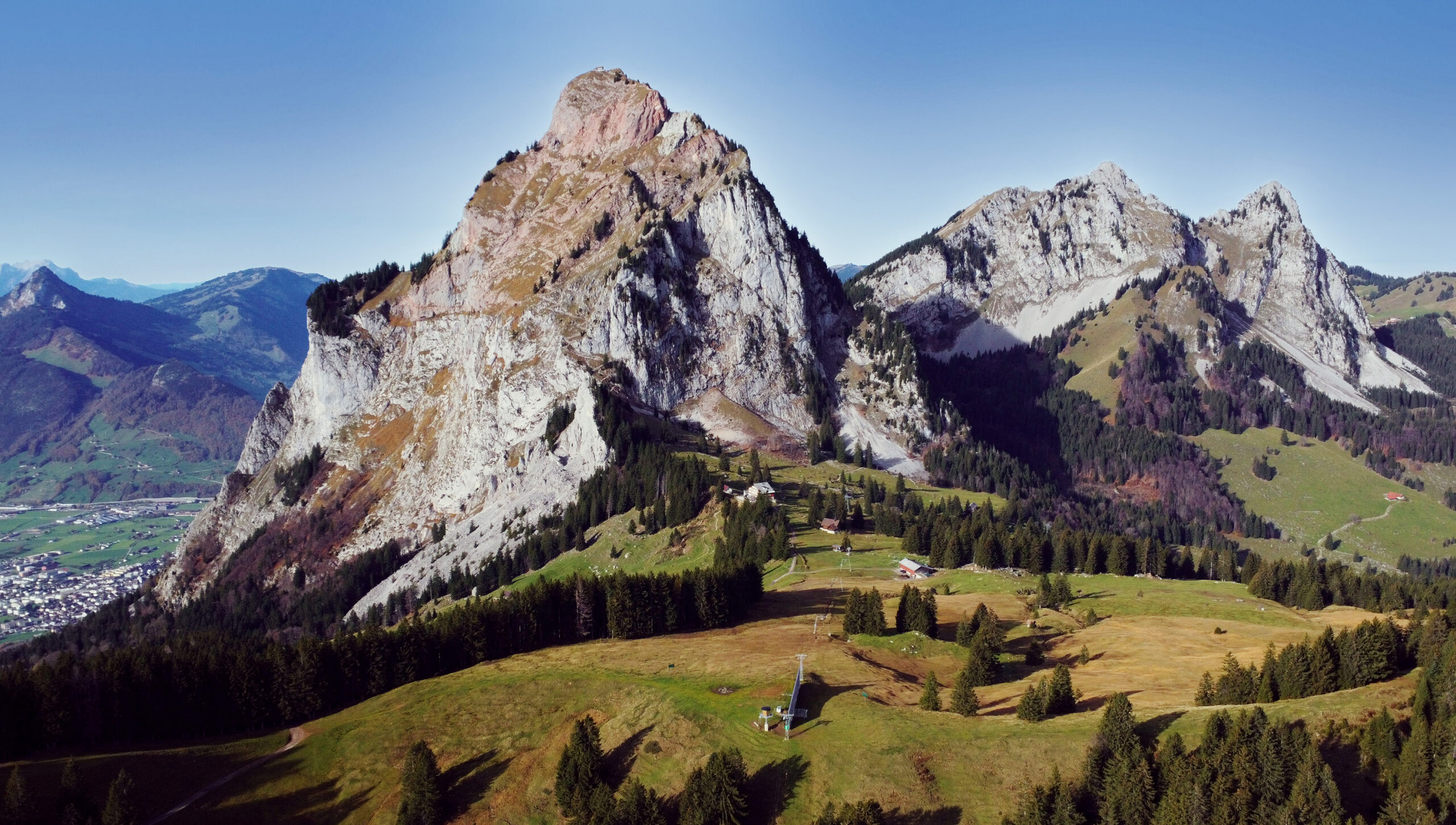 Drohnenfoto Carografik Grosser und Kleiner Mythen